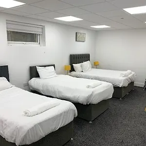 huge-studio-close-to-city-centre-with-free-secure-parking.yorkshirehotels.net/