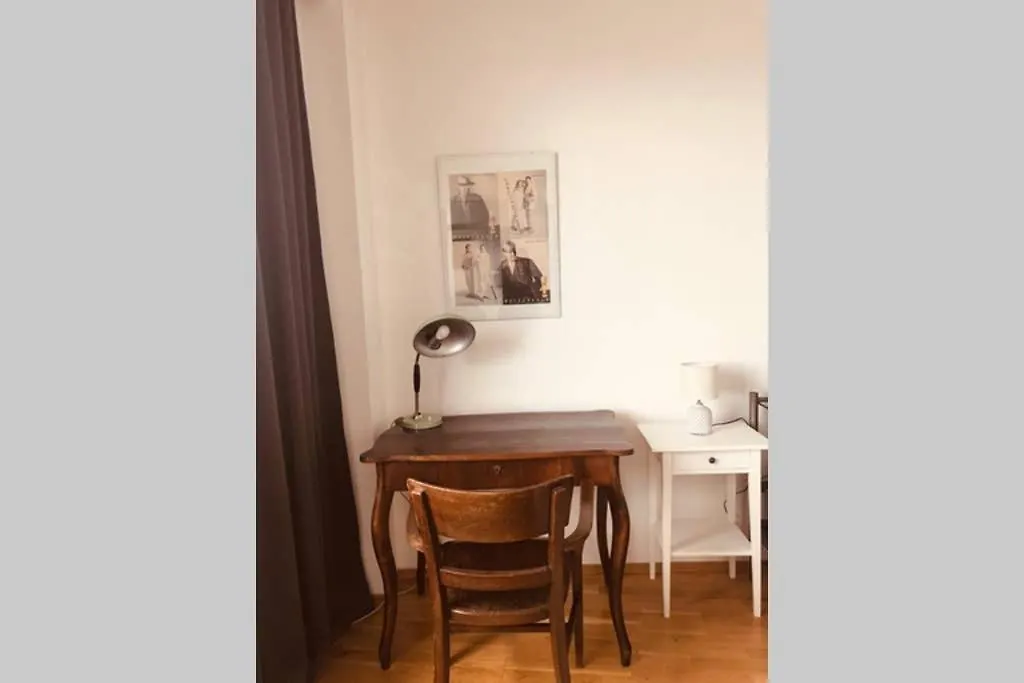 Mitten Im Achten. Zentrale Wohnung In Wien Austria