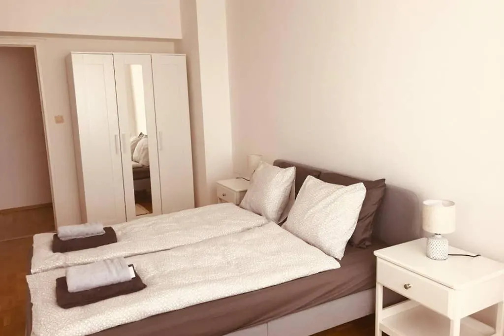 Apartment Mitten Im Achten. Zentrale Wohnung In Wien Austria