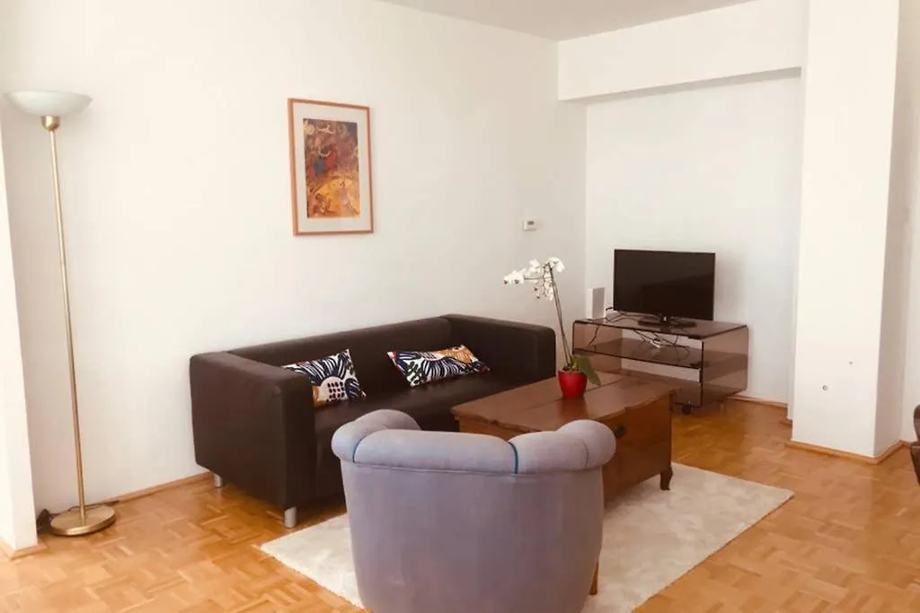 Apartment Mitten Im Achten. Zentrale Wohnung In Wien Austria