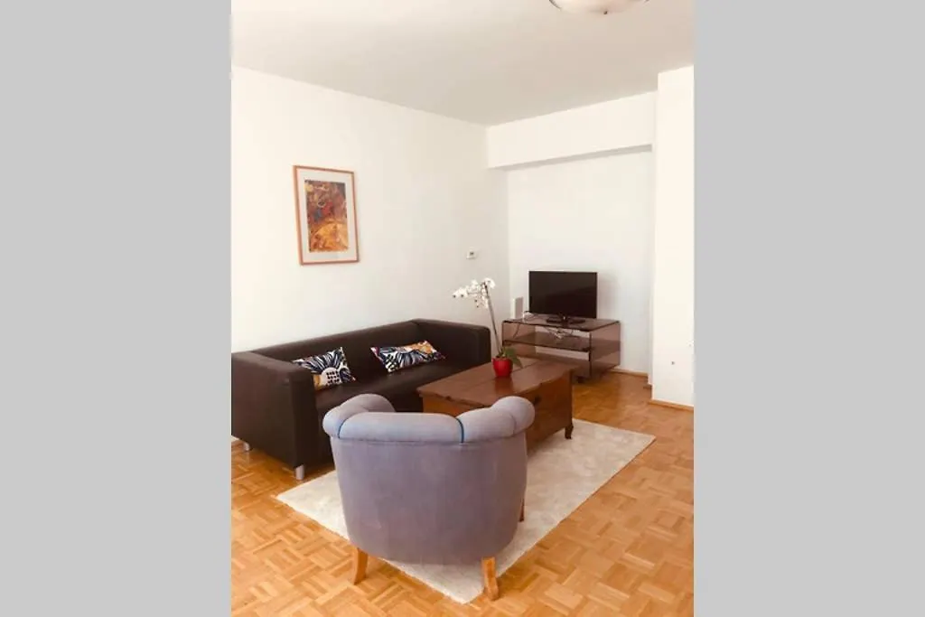 Mitten Im Achten. Zentrale Wohnung In Wien Vienna