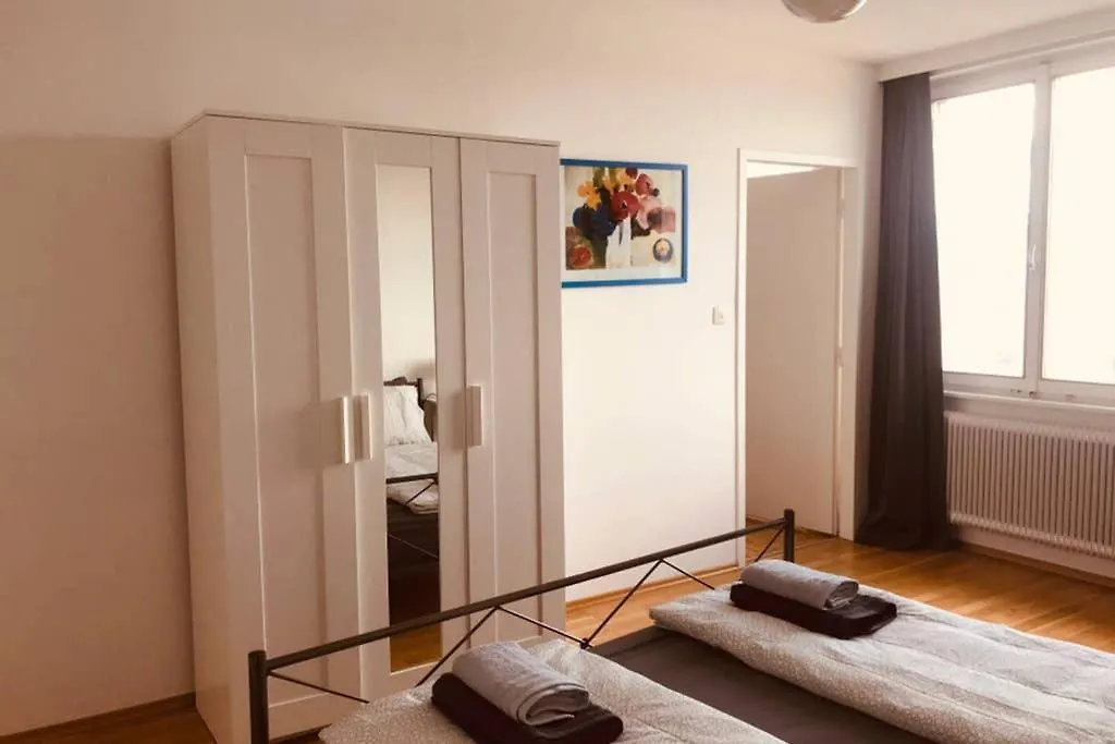 Apartment Mitten Im Achten. Zentrale Wohnung In Wien