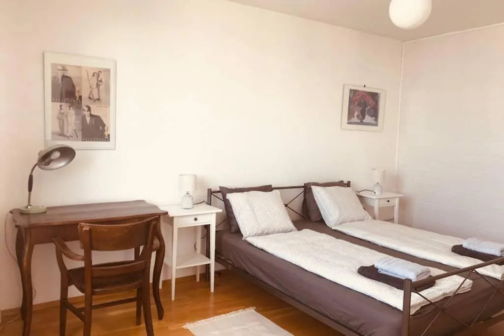 Mitten Im Achten. Zentrale Wohnung In Wien Apartment
