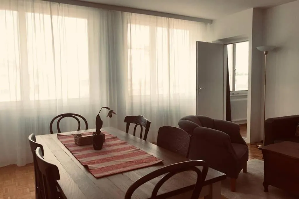 Mitten Im Achten. Zentrale Wohnung In Wien 0*, Viena
