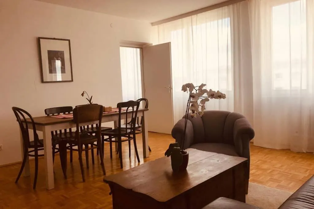 Mitten Im Achten. Zentrale Wohnung In Wien Viena
